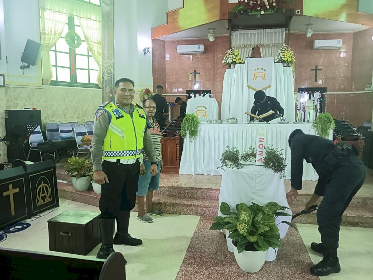 Jajaran Brimob Polda NTT Lakukan Sterilisasi Gereja Jelang Peribadatan Malam Tahun Baru 2023