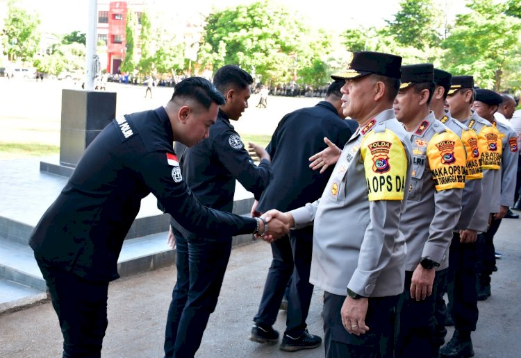 Momentum Kebersamaan: Kapolda NTT Sambut Tahun Baru 2024 dengan Bersalaman Dengan Seluruh Anggota