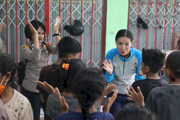 Polwan Polres Flores Timur Berikan Trauma Healing kepada Anak-Anak Pengungsi Erupsi Gunung Lewotobi