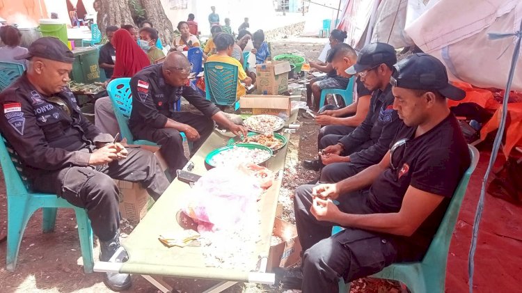 Sat Brimob Polda NTT Bangun Dapur Umum dan Masak Untuk Pengungsi Korban Erupsi Gunung Lewotobi