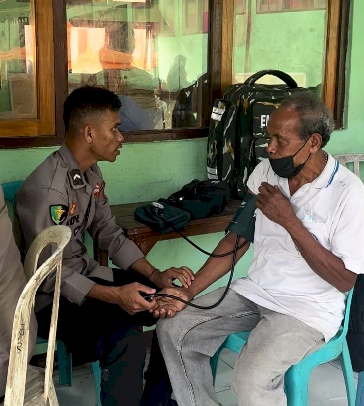 Polri Bantu Korban Erupsi Gunung Lewotobi: Pemeriksaan Kesehatan dan Bantuan Medis di SMPN 1 Wulanggitang