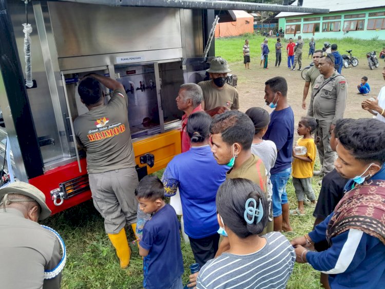 Brimob Polda NTT Berikan Bantuan Air Minum untuk Pengungsi Erupsi Gunung Lewotobi Laki-laki di Desa Boru, Flores Timur