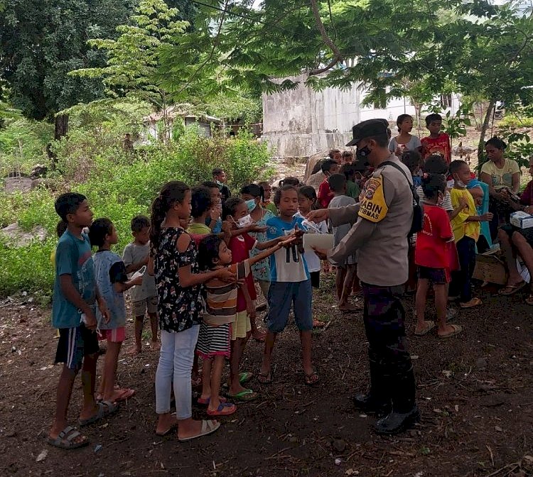 Bhabinkamtibmas Polsek Titehena Berikan Bantuan dan Dukungan kepada Pengungsi Erupsi Gunung Lewotobi