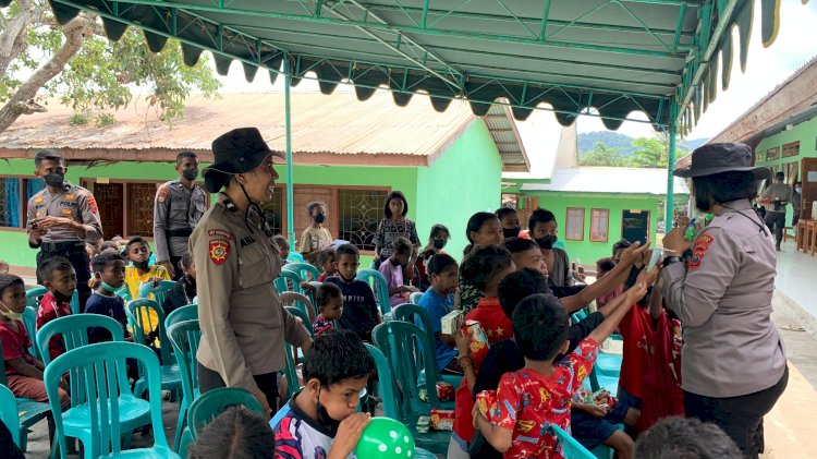 Misi Kemanusiaan, Tim Trauma Healing Polwan Ditsamapta Polda NTT Mendekatkan Harapan di Tengah Erupsi