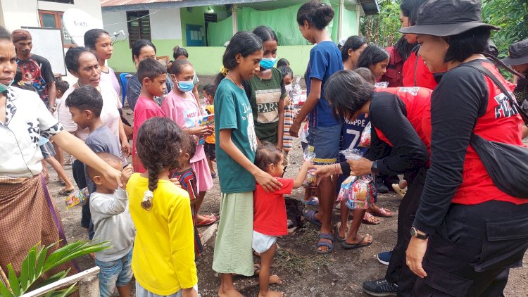 Polwan Polres Flores Timur Bersinergi dalam Kegiatan Trauma Healing Pasca Erupsi Gunung Lewotobi Laki-Laki