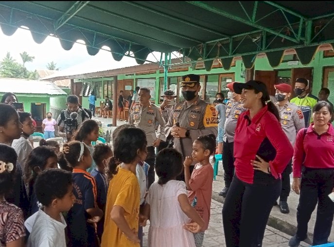 Momen Hangat di Tengah Keterpurukan: Kapolres dan Bhayangkari Cabang Ende Hadirkan Senyuman di Lokasi Pengungsian