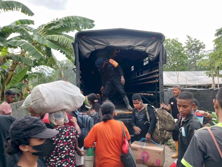 Tim SAR Brimob Polda NTT Evakuasi Warga Korban Erupsi Gunung Lewotobi di Desa Riang Rita