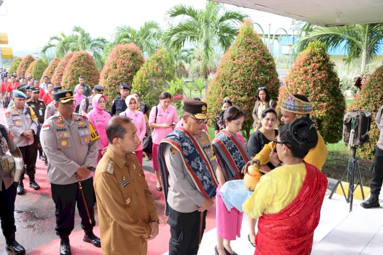 Kunjungan Kerja ke Sikka, Kapolda NTT Disambut Sapaan Adat Maumere