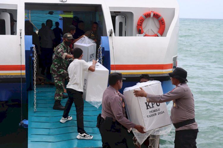 Sinergitas TNI-Polri dan Masyarakat Sabu Raijua dalam Pendistribusian Kotak Suara KPU ke Kecamatan Raijua