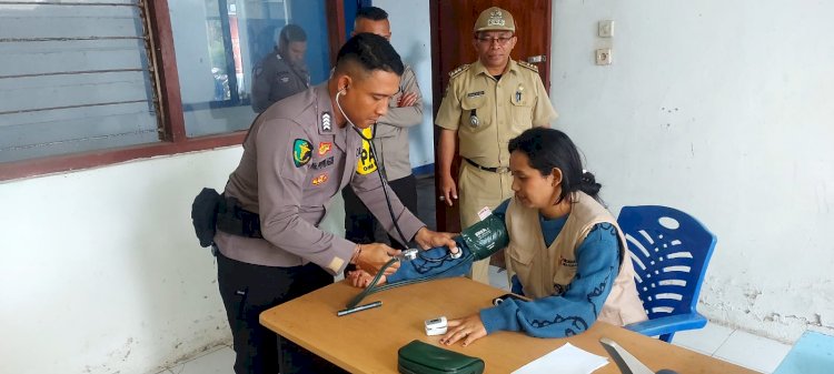 Menjaga Kondisi Optimal Demi Pemilu yang Lancar, Personel Biddokkes Polda NTT Cek Kesehatan Petugas PPK, KPPDS, Anggota Polri di Wilayah Kecamatan Cibal