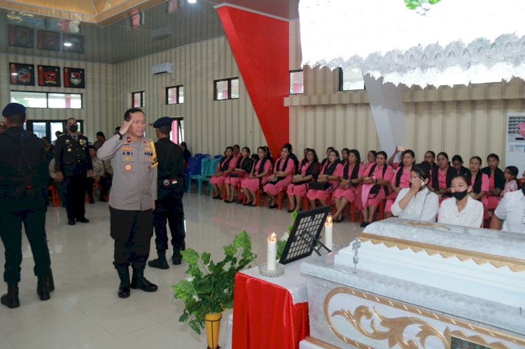 Wakapolda NTT Memberikan Penghormatan Terakhir kepada Bripda Juan Tangkere, Korban Kebakaran di Asrama Brimob