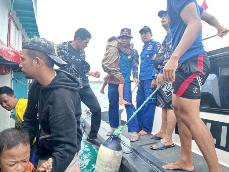 Tim SAR Ditpolairud Polda NTT Berhasil Evakuasi Penumpang Selamat Setelah Kecelakaan Kapal di Perairan Kupang