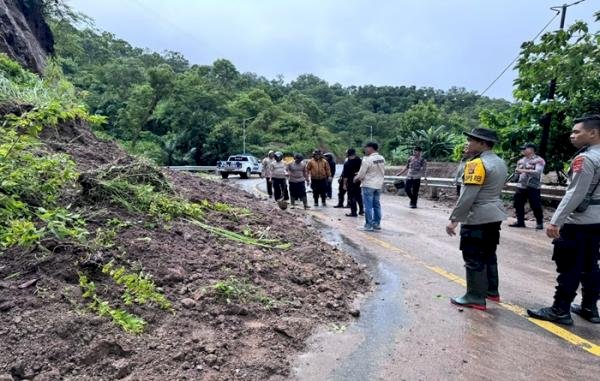 Polres Timor Tengah Utara Cepat Tanggap, Akses Jalan Menuju Wini yang Terputus Kembali Dibuka