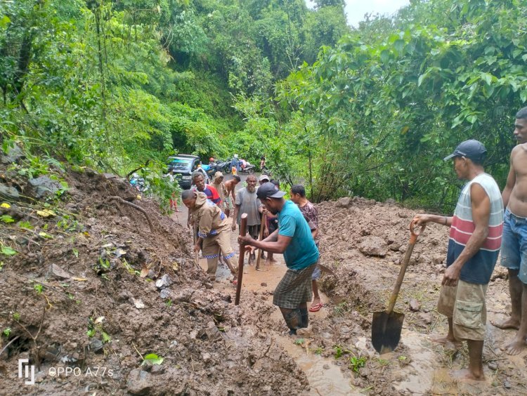 Gotong Royong Bersihkan Material Longsor: Sinergi Warga dan Bhabinkamtibmas di Tanjung Bunga