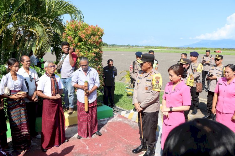 Kunker ke Lembata, Kapolda NTT  dan Ketua Bhayangkari NTT diterima Secara Adat Lamaholot