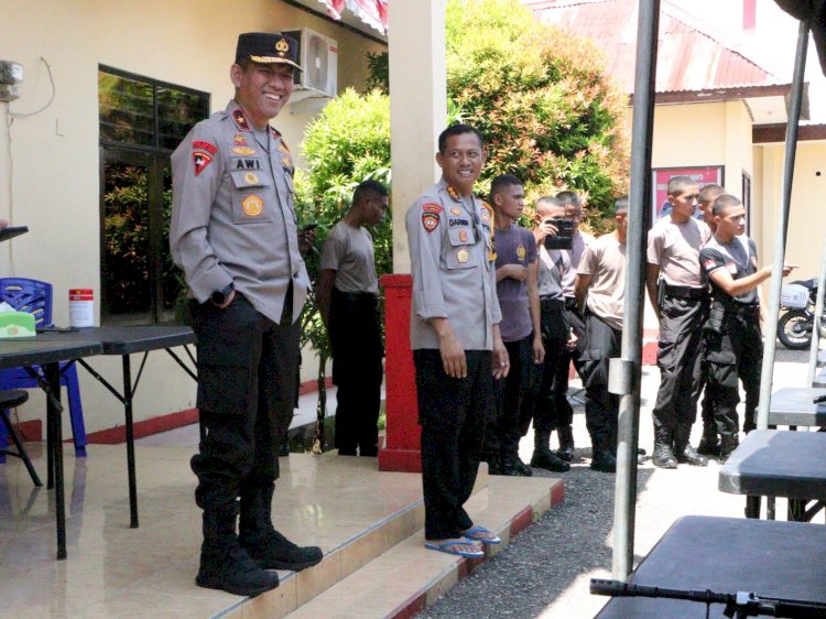 Wakapolda NTT Pantau Lansung Pelaksanaan Latihan Bongkar Pasang Senjata Personel Ditsamapta Polda NTT