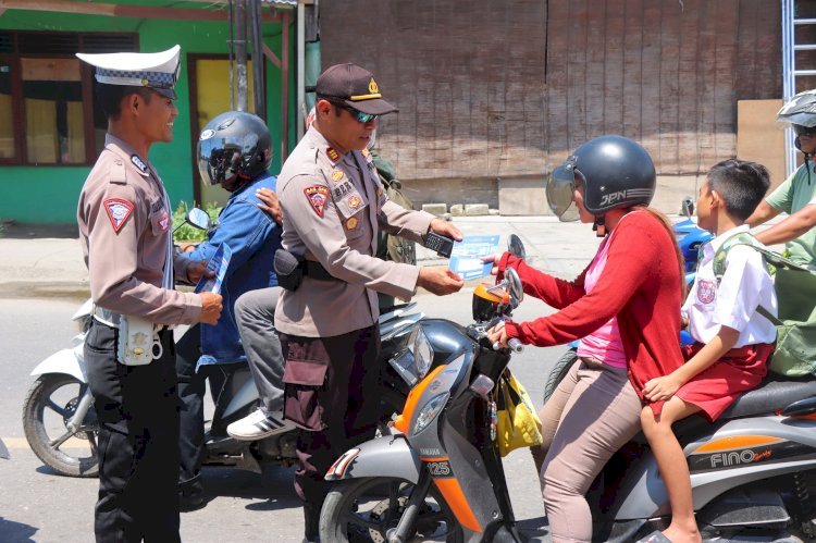 Polres Sumba Timur Sosialisasikan Keselamatan Berlalu Lintas Di Hari Pertama Operasi Keselamatan Turangga 2024.