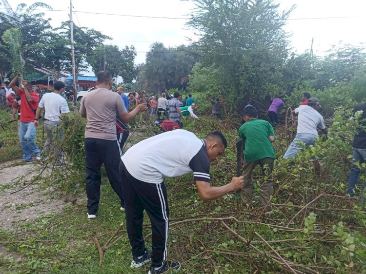 Personil Polres Sumba Timur Ikut Giat Jumat Bersih Penanggulangan DBD Di Sumba Timur.