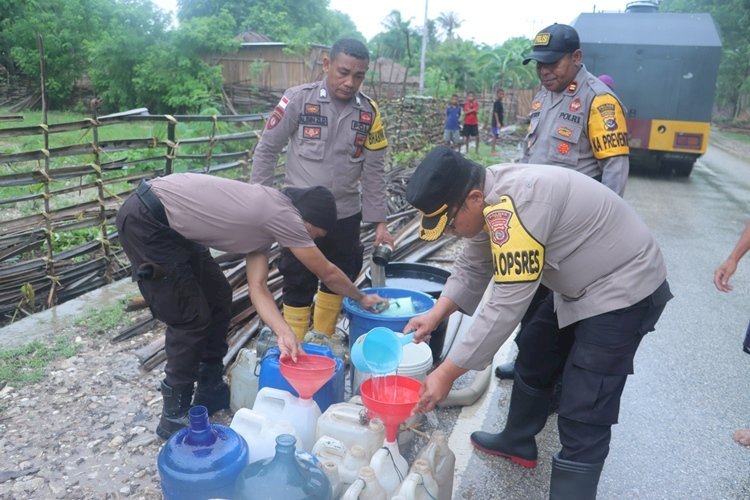 Peduli Kemanusiaan Polres TTS Distribusi Air Bersih Kepada 692 KK Warga Terdampak Bencana Banjir Di Desa Toineke