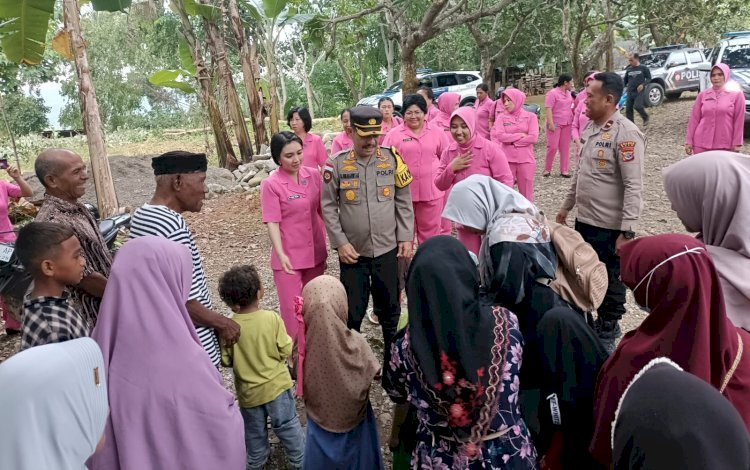 Giat Ops  Indahnya Berbagii di Tengah Ramadhan 2024, Kapolres Belu bersama Ketua Bhayangkari Turun Bagi Takjil untuk Umat Muslim di Tasifeto Timur