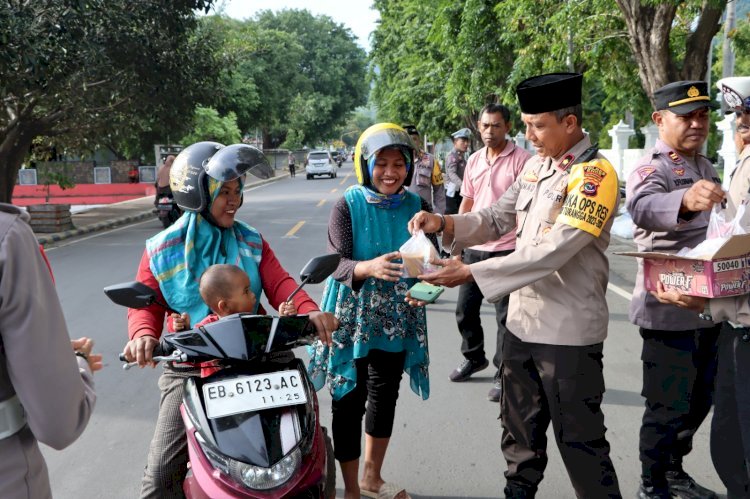 Berbagi Kebaikan, Personel Polres Ende Bagikan Takjil Berbuka Puasa Kepada Pengendara