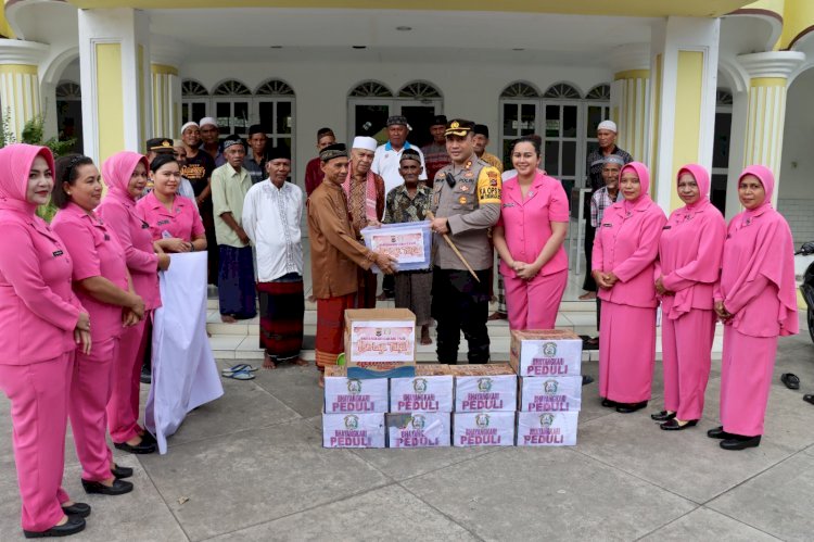 Ramadhan Berbagi, Kapolres Ende Bersama Ketua Bhayangkari Sambangi Masjid yang Ada di Kabupaten Ende