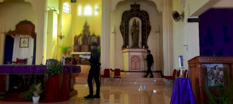 Satbrimob Detasemen Gegana Polda NTT Lakukan  Deteksi dan Sterilisasi Gereja Reinha Rosari Larantuka