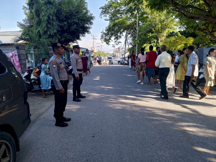 Anggota Polda NTT Amankan Ibadah Paskah ke-2 di Kota Kupang