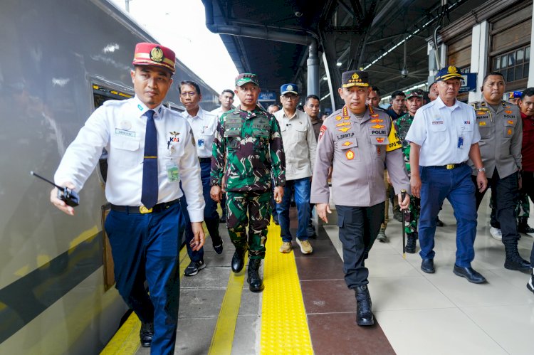 Kapolri Pastikan Pemudik Terlayani dengan Baik Saat Tinjau Stasiun Pasar Senen