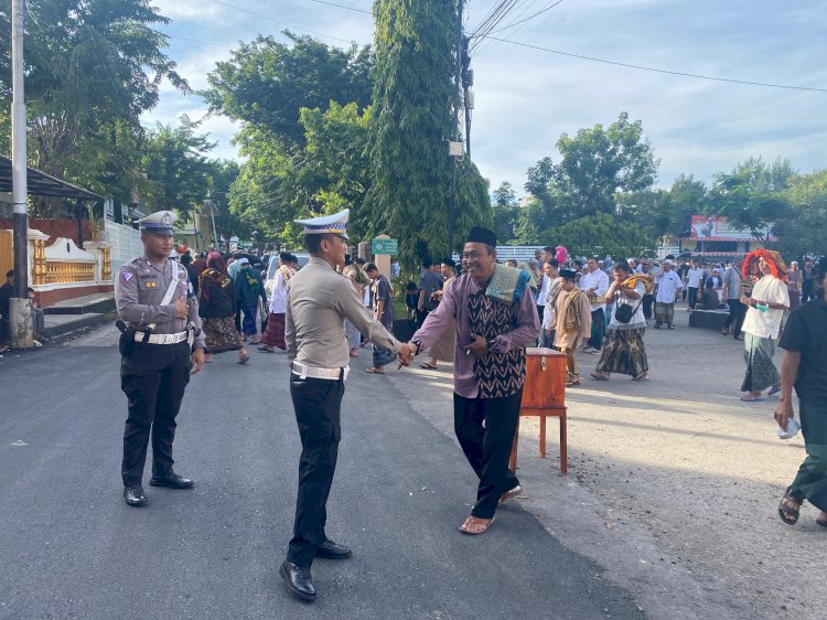 Personel Polda NTT Amankan Pelaksanaan Sholat Idul Fitri 1445 H