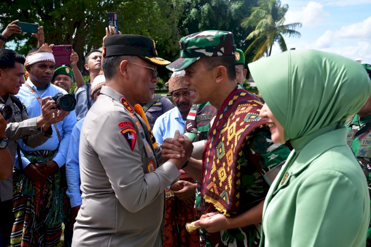 Kapolda NTT Sambut Kedatangan Pangdam IX/Udayana di Bandara El Tari Kupang