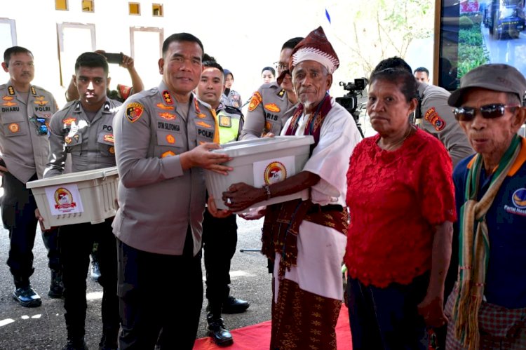 Polda NTT Salurkan Bantuan Sosial di Pulau Semau Dalam Rangka Hari Bhayangkara ke 78