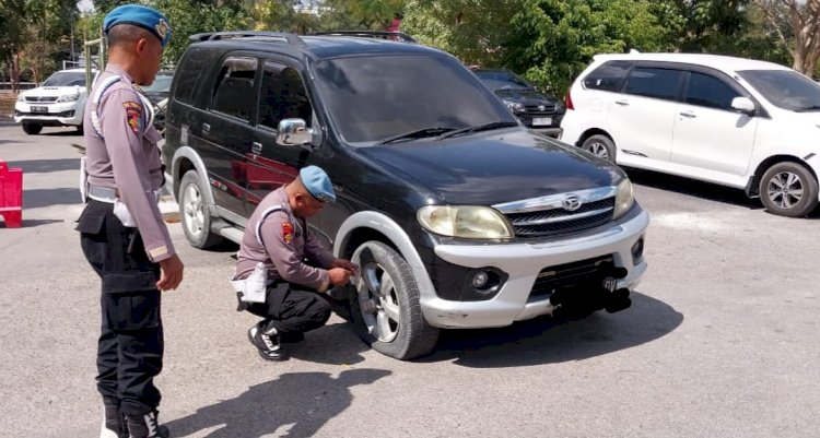 Provost Polda NTT Beraksi Tegas: Tertibkan Kendaraan yang Parkir Sembarangan