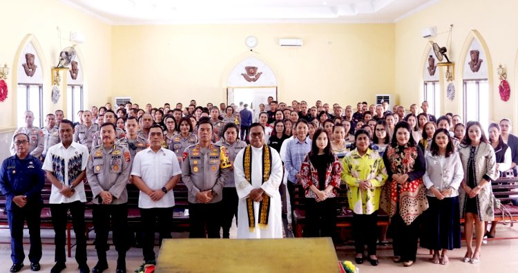 Kapolda NTT bersama Seluruh Anggota Nasrani Ikuti Kegiatan Binrohtal di Gereja Oekumene