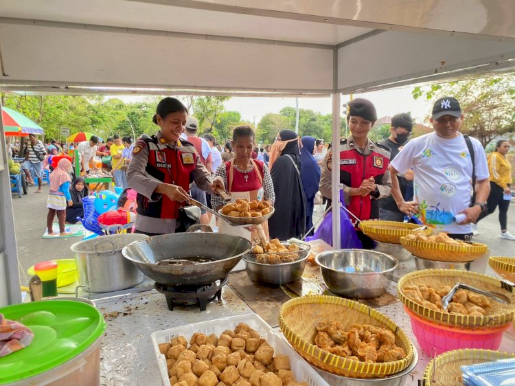 Ditsamapta Sabtu Melayani: Personel Ditsamapta Polda NTT Bantu Masyarakat di CFD, Warga Sampaikan Terima Kasih untuk Polri