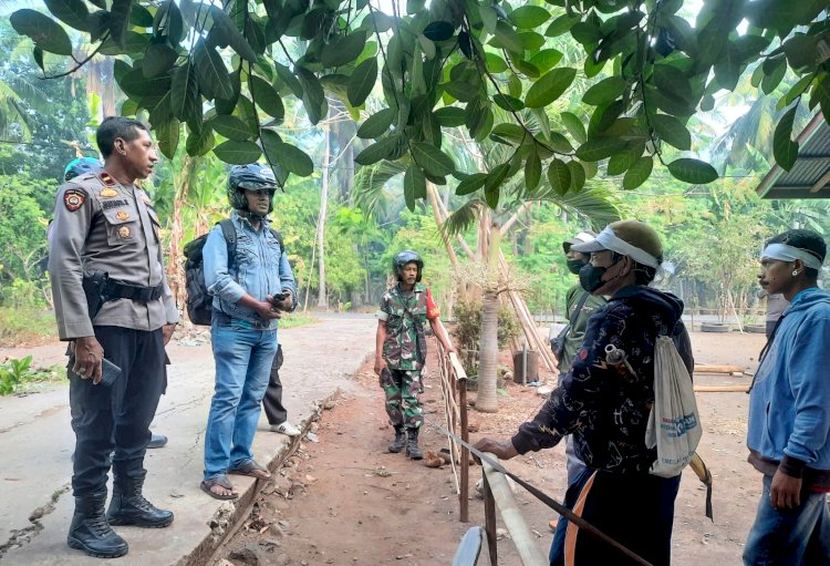 Patroli Cipta Kondisi Pasca Konflik, Kapolsek Adonara Barat Ajak Warga Kembali Ke Rumah