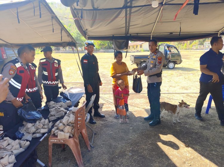 Dapur Lapangan Personel BKO Polda NTT Bagikan Makanan Siap Saji untuk Warga Terdampak Konflik di Adonara Barat