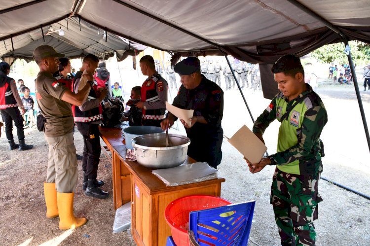 Dukungan Kemanusiaan TNI-Polri Siapkan Ratusan Makanan Siap Saji untuk Warga Desa Bugalima