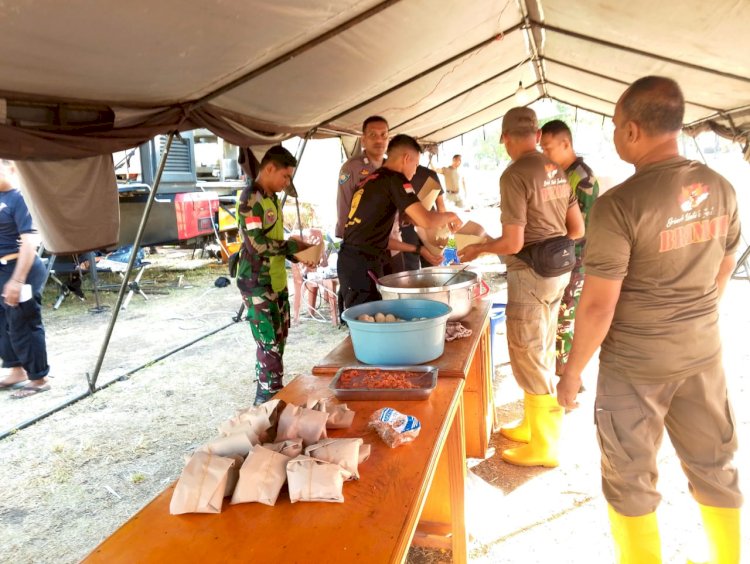 Bersama TNI, Polda NTT Hadirkan Ratusan Porsi Makanan untuk Warga Adonara Terdampak Konflik