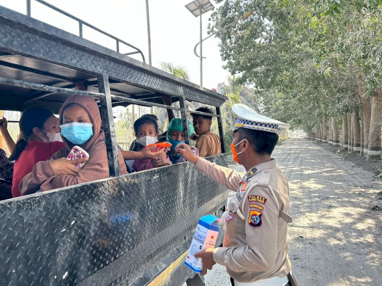 Polres Flores Timur Aktif Jaga Kesehatan Warga di Tengah Ancaman Abu Vulkanik Pasca Erupsi Gunung Lewotobi