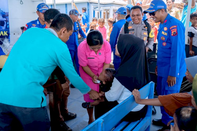 Marnit Labuan Bajo Gelar Pelayanan Kesehatan untuk Anak-anak di Pulau Mesah dalam Rangka HUT Polairud ke-74