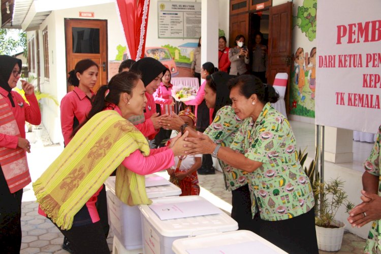 Kunjungi TK Kemala Bhayangkari 01 Kupang Kota, Ketua Umum Bhayangkari Berikan Tali Asih kepada para Guru