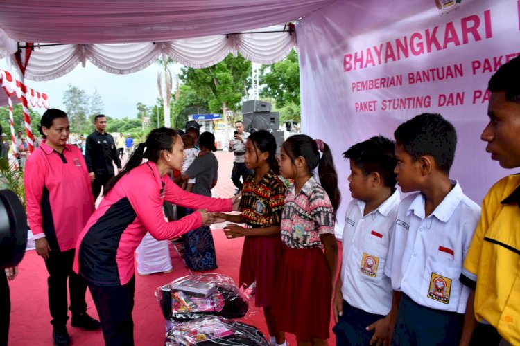 Kunjungan Ketua Umum Bhayangkari Ny. Juliati Sigit Prabowo ke Polres Kupang, Berikan Bantuan Kemanusiaan