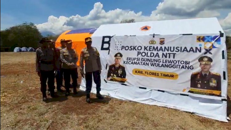 Karoops Polda NTT, Kombes Pol. Deonijiu De Fatima, Tinjau Posko Pengungsian di Desa Bokang