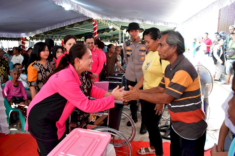 Bantuan Bhayangkari untuk Masyarakat Rote Ndao: Ny. Juliati Sigit Prabowo Berbagi Kebaikan dengan Ribuan Paket Bansos Bagi Masyarakat dan Anak Sekolah