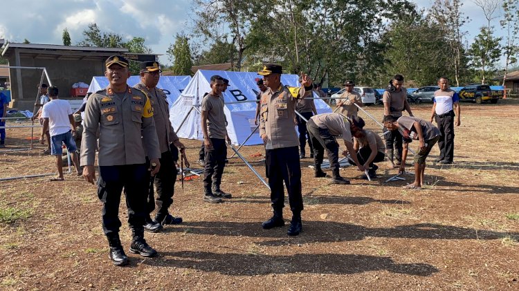 Pastikan Kenyamanan, Polda NTT Siapkan Fasilitas Pembangunan Tenda Aman untuk Korban Erupsi Gunung Lewotobi