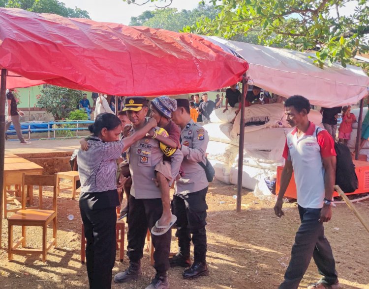 Harukan Warga, Karo Ops Polda NTT Panggul Lansia di Tengah Evakuasi Korban Erupsi Gunung Lewotobi