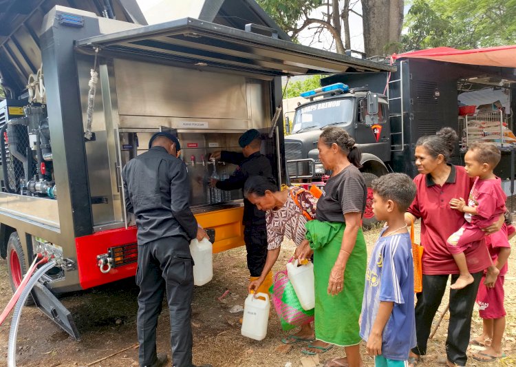 Satbrimob Polda NTT Berikan Bantuan Air Bersih bagi Korban Erupsi Gunung Lewotobi di Flores Timur