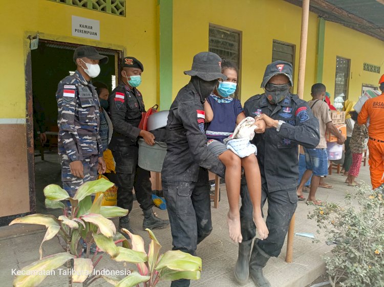 Brimob Polda NTT Bantu Korban Erupsi Gunung Lewotobi dengan Air Bersih, Evakuasi, dan Dapur Lapangan