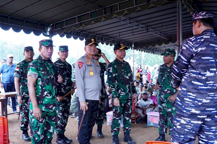 Kapolda NTT Dampingi Panglima TNI Berikan Dukungan di Posko Pengungsian Lewotobi